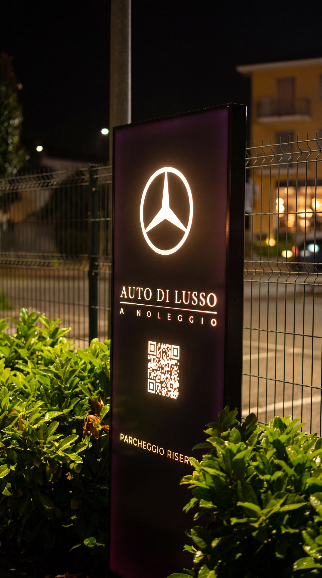 Totem Auto di Lusso a Noleggio con logo Mercedes-Benz, Rondissone vicino a Torino